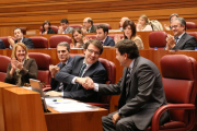 Los procuradores populares aplauden la intervención de su portavoz Carlos Fernández Carriedo-Ical