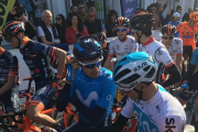 Chris Froome (de blanco) habla con Mikel Landa instantes antes de darse la salida a la primera etapa de la Vuelta a Andalucía, en Mijas (Málaga).-TWITTER / VELONCC