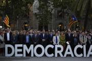 Carme Forcadell, junto a Carles Puigdemont y Artur Mas entre otros representantes políticos, en el passeig Lluís Companys junto a las letras de la palabra Democracia.-ALBERT BERTRAN