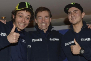 Lin Jarvis, entre Valentino Rossi y Jorge Lorenzo.-YAMAHA MEDIA