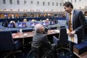 El presidente del Eurogrupo, Jeroen Dijsselbloem,  conversa con el ministro alemán de Finanzas,  Wolfgang Schaeuble, durante la reunión informal de los ministros de Economia y Finanzas de la Union Europea  en Amsterdam.-EFE / BART MAAT