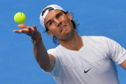Rafael Nadal sirve durante un entrenamiento previo al inicio del Abierto de Australia, en Melbourne.-AFP / PAUL CROCK