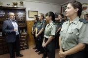Latorre, ayer, durante el acto de celebración del XXX aniversario del ingreso de la mujer en la Guardia Civil en la Comandancia de Soria.-LUIS ÁNGEL TEJEDOR