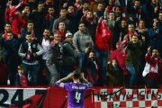 Sergio Ramos provoca a los aficionados sevillistas tras marcar de penalti en el partido de Copa en el Sánchez Pizjuán.-AFP / CRISTINA QUICLER