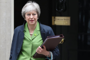 Theresa May sale de Downing Street-DANIEL LEAL-OLIVAS