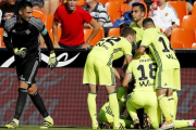 El portero Adán y varios jugadores del Betis celebran el gol del triunfo andaluz.-EFE / KAI FORSTERLING