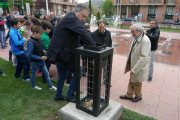 Un participante deposita una de las piedras con mensaje.-TOÑO CARRILLO