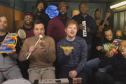 Ed Sheeran, acompañado por la banda The Roots.-YOUTUBE