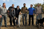 Foto de familia de los ganadores del certamen de caza de trufa con perro junto al pregonero, Javier Pérez y el alcalde de Abejar, Antonio Romero. / DIEGO MAYOR-