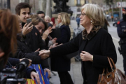 Irene Rigau y Joana Ortega saludan a la salida del TSJC.-ALBERT BERTRAN