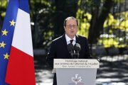 Hollande, durante su discurso en la ceremonia de homenaje a las víctimas del atentado del Paseo de los Ingleses, en Niza.-EFE / SEBASTIEN NOGIER