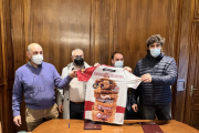 Los representantes de las dos entidades tras la firma del convenio de Diputación con el Río Duero. HDS