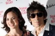 Ronnie Wood con su mujer, Sally Humphries.-Joel Ryan / AP / JOEL RYAN