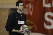 Moltó espera que la afición rojilla les guie hacia la victoria ante Teruel. / V. Guisande-