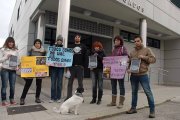 El encausado, en el centro de la imagen, junto a personas que acudieron a apoyarle.-VALENTÍN GUISANDE