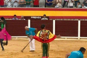 El torero Juan José Padilla paseando una bandera franquista en la plaza de Villacarrillo (Jaén).-TWITTER