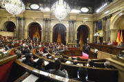Imagen de los diputados del Parlament mientras la diputada de la CUP, Anna Gabriel, inicia su discurso.-FERRAN SENDRA