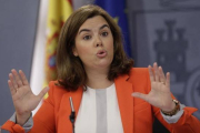 La vicepresidenta del Gobierno, Soraya Sáenz de Santamaría, en la rueda de prensa posterior al Consejo de Ministros.-Foto: EFE/ ÁNGEL DÍAZ