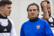 Prandelli, en el centro, en un entrenamiento del Valencia.-MIGUEL LORENZO