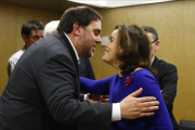 Santamaría y Junqueras se saludan antes de empezar la reunión del Consejo de Política Fiscal y Financiera.-AGUSTIN CATALAN