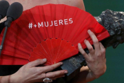 Detalle del abanico rojo de los premios Goya con el lema #MasMujeres.-REUTER / SUSANA VERA