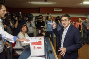 Patxi López vota en Portugalete.-EFE