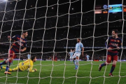 Suárez y Messi festejan el original gol de penalti indirecto que marcó el uruguayo al Celta en el Camp Nou.-AFP / JOSEP LAGO