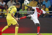 Mario, del Villarreal, y Mendy, del Mónaco, pugnan por un balón.-EFE / KAI FORSTERLING