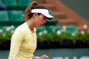 La española Garbine Muguruza reacciona ante la australiana Samantha Stosur durante el partido que enfrentó a ambas en la semifinal del torneo de Roland Garros en París-EFE/Caroline Blumberg