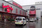 Un vehículo de policía, en el centro educativo donde se ha producido el ataque.-AP (LEHTIKUVA)