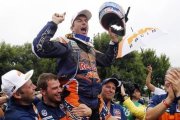 Marc Coma celebra su último triunfo del Dakar en Buenos Aires.-Foto:   REUTERS / JEAN-PAUL PELISSIER