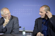 El ministro de Finanzas griego, Yanis Varoufakis (derecha), y su homólogo alemán, Wolfgang Schäuble.-Foto:   MICHAEL KAPPELER / EFE