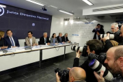 El líder del PP, Mariano Rajoy, y otros dirigentes del partido en la junta directiva nacional, el pasado lunes.-JUAN MANUEL PRATS