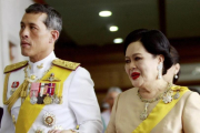 El príncipe Vajiralongkorn con su madre, la reina Sikrit.-AP / Apichart Weerawong