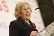 La alcaldesa de Madrid, Manuela Carmena, en un desayuno informativo.-AGUSTÍN CATALÁN