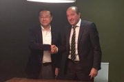 Miguel Ángel Lotina durante la firma del contrato con el Tokio Verdy.-TWITTER