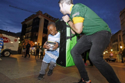 Los niños y niñas disfrutaron ayer en la plaza San Esteban de la capital de las diferentes actividades propuestas por el Ingenieros de Soria para conocer la disciplina del rugby.-MARIO TEJEDOR