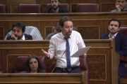 El jefe de Podemos, Pablo Iglesias, interviene, ayer en el Congreso. A su lado, Irene Montero.-DAVID CASTRO