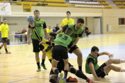 Un jugador del BM Soria intenta un lanzamiento a puerta pese a la oposición de varios rivales.-DIEGO MAYOR