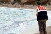 Un guardacostas turco se lleva el cuerpo sin vida de Aylan Kurdi, de tres años.-REUTERS