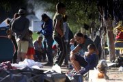 Migrantes permanecen en un albergue de la ciudad de Tijuana.-EFE