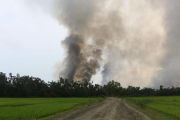 Una columna de humo de lo que se supone que es un poblado en llamas en el estado de Rakhine, en Birmania-AFP