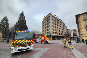 Los bomberos de Soria intervienen ante el aviso por humo en pleno centro de la ciudad. MARIO TEJEDOR
