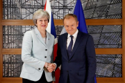 Theresa May (izquierda) con Donald Tusk, en Bruselas, este viernes 24 de noviembre.-EFE / CHRISTIAN HARTMANN