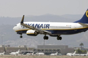 Un avión de Ryanair en El Prat.-JOSEP GARCÍA