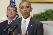 Obama (derecha), junto al jefe del Pentágono, Ash Carter, en la rueda de prensa en la Casa Blanca, este miércoles.-EFE / MICHAEL REYNOLDS