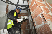 Un alumno-trabajador realiza trabajos de rehabilitación en una vivienda, en una imagen de archivo.-VALENTÍN GUISANDE