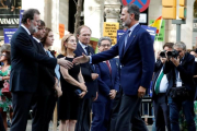 El Rey saluda a Rajoy a su llegada a la manifestación-REUTERS / JUAN MEDINA