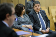 José Luis Olivas y su esposa, Mercedes Álvarez, en el banquillo de los acusados, en Valencia.-MIGUEL LORENZO