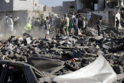 Equipos de rescate y civiles buscan a supervivientes entre los escombros de los bombardeos saudis.-Foto: REUTERS / KHALED ABDULLAH